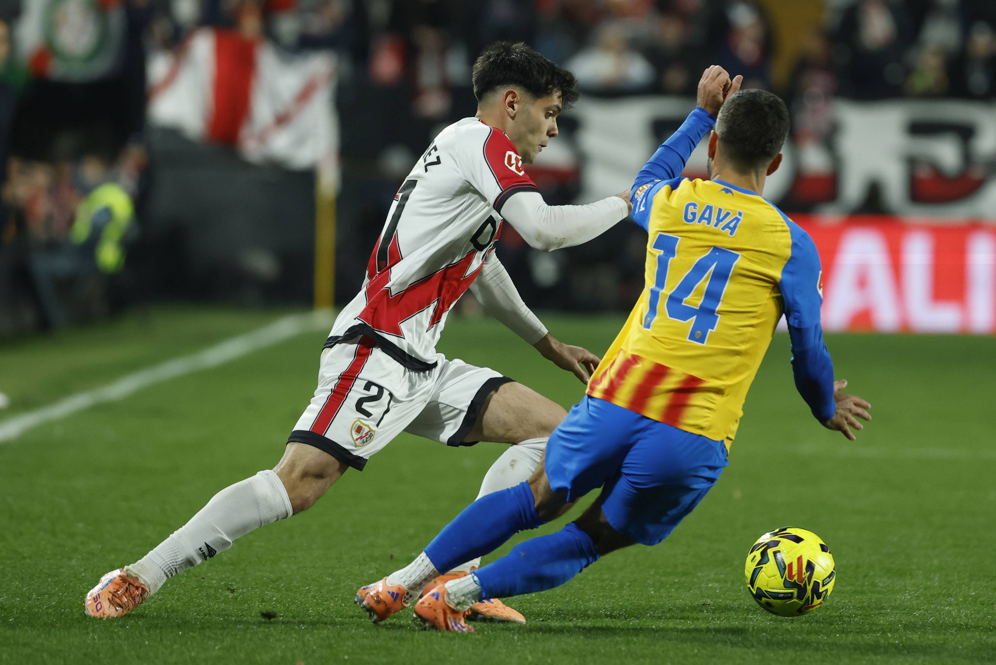 官方网站-关键时刻瓦伦西亚备战西甲，队长鼓劲细节曝光，震撼外界，更衣室氛围转暖(西班牙人vs瓦伦西亚)