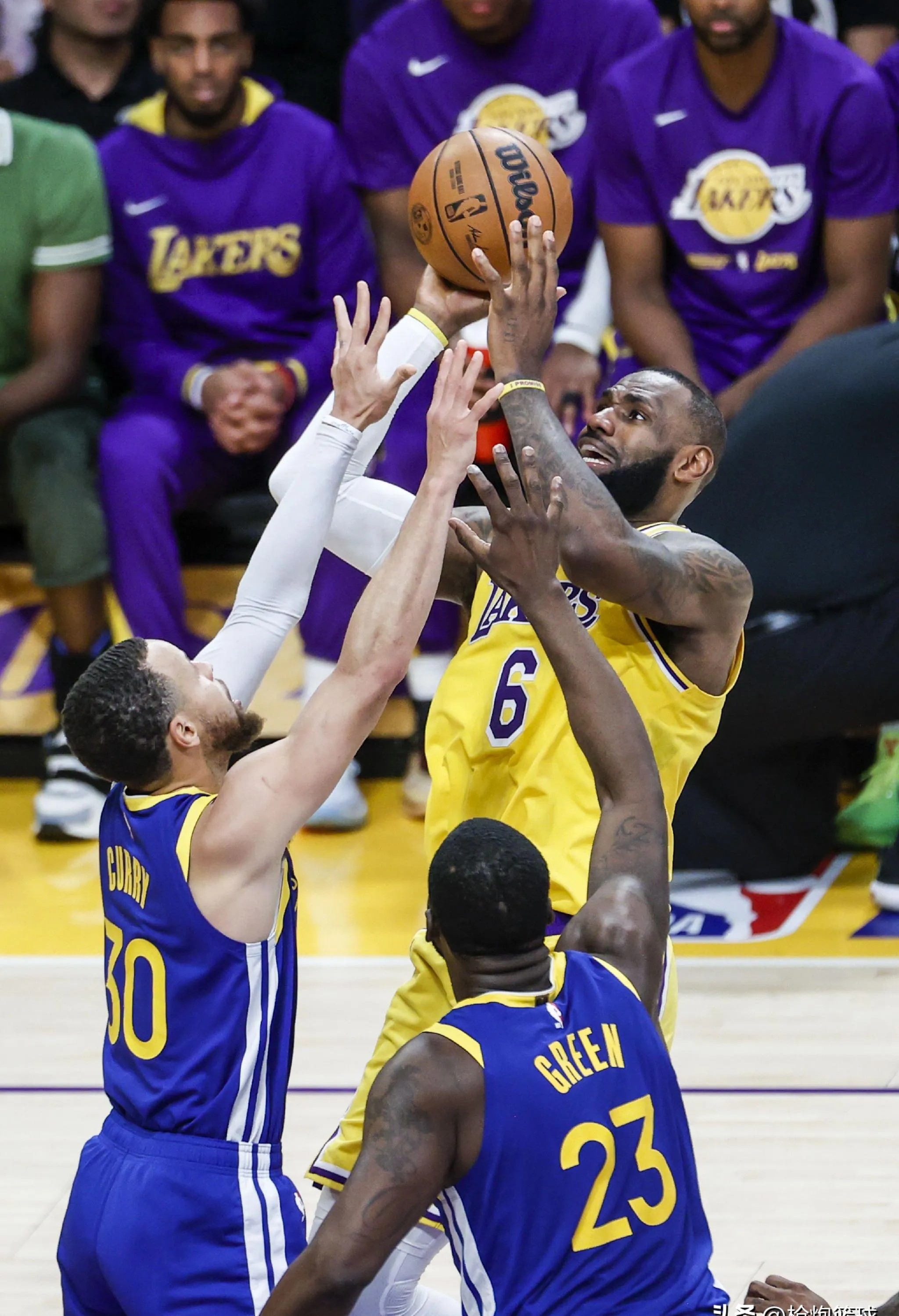 开元中国-关于从德约科维奇与60激战雄鹿分钟到浓眉哥在C9比赛中高光表现，关键时刻洛杉矶湖人备战欧冠的信息